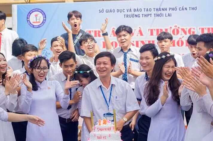 Thầy, trò Trường THPT Thới Lai.