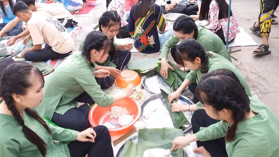 Học sinh tham gia gói bánh tại Hội xuân của trường. Ảnh tư liệu.