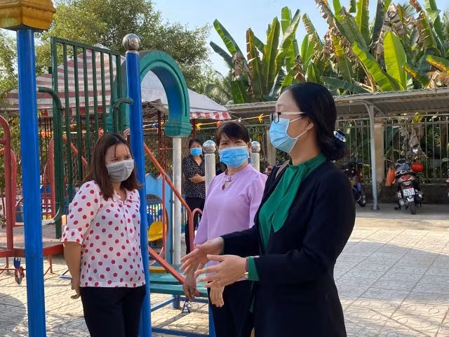 Giám đốc Sở GD&ĐT Nguyễn Thị Quyên Thanh kiểm tra công phòng chống dịch nCoV tại trường học.