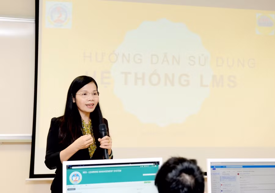 GS.TS Trần Thị Vân Hoa – Phó Hiệu trưởng nhà trường phát biểu tại lớp tập huấn hướng dẫn sử dụng hệ thống quản lý học tập LMS tại Trường ĐH Kinh tế quốc dân. Ảnh: neu.edu.vn