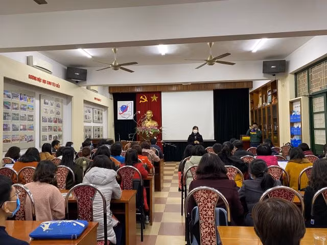 Giáo viên vẫn nỗ lực để đảm bảo kiến thức cho học sinh dù các em không đến trường. Giáo viên vẫn nỗ lực để đảm bảo kiến thức cho học sinh dù các em không đến trường.