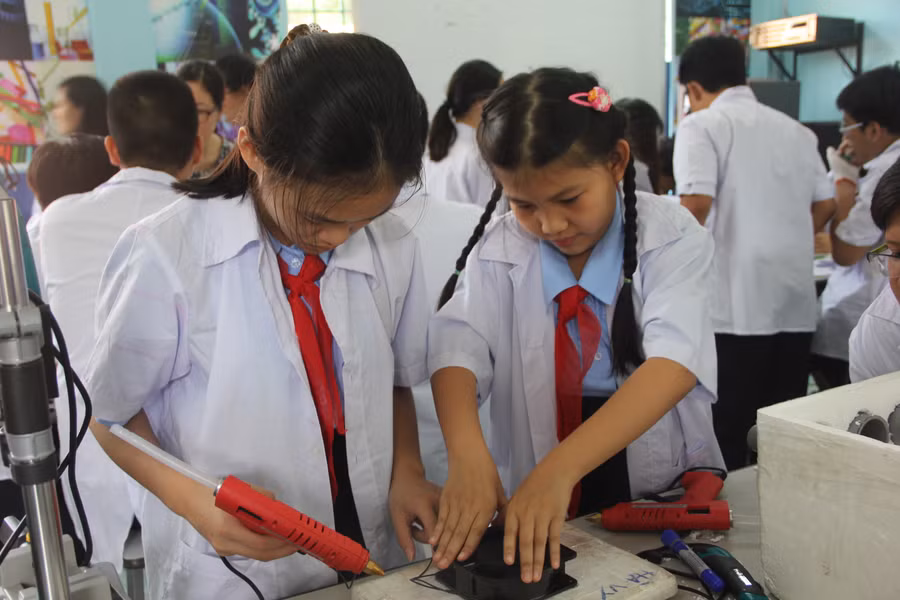 Học sinh khối 6 làm máy lạnh mini