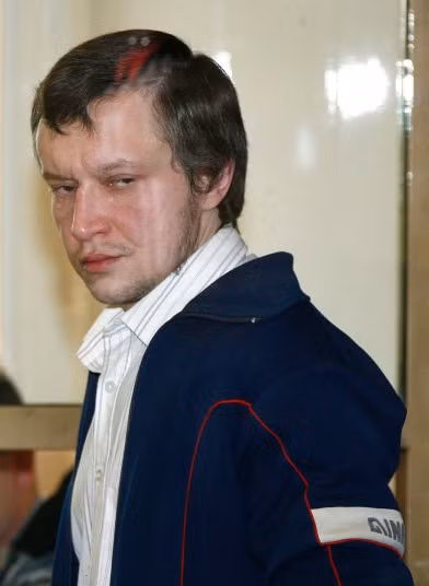 Alexander Pichuskhin (người Nga) còn có biệt danh là sát thủ bàn cờ vì y lên kế hoạch giết 64 người, tương đương với tổng số ô trên bàn cờ. Từ năm 1992 đến 2006, cảnh sát ước tính số nạn nhân mà Pichuskhin đã sát hại ít nhất là 48 người, có thể đến 60 người. Y chủ yếu nhắm vào những người đàn ông vô gia cư, chuốc rượu họ, sau đó hạ sát. Khi đối diện trước tòa án vào năm 2007, Pichuskhin nói về lần đầu giết người của mình 