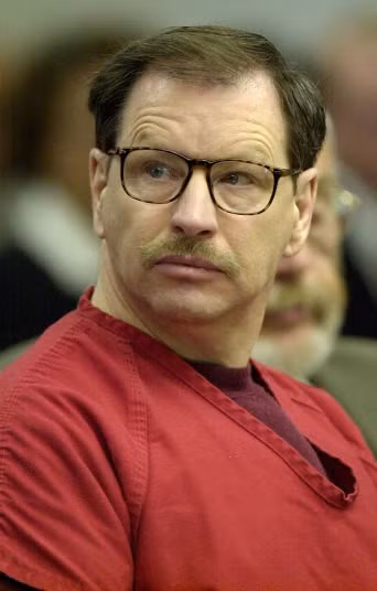 Gary Leon Ridgway là một trong những sát thủ giết người hàng loạt khét tiếng nhất nước Mỹ. Cảnh sát cho biết Ridgway đã giết ít nhất 48 người, dù y tuyên bố số nạn nhân đến 71 người. Nạn nhân của Ridgway chủ yếu là gái mại dâm. Một tòa án ở Seattle đã tuyên án tù chung thân với Ridway từ năm 2003 và không cho cơ hội ân xá.