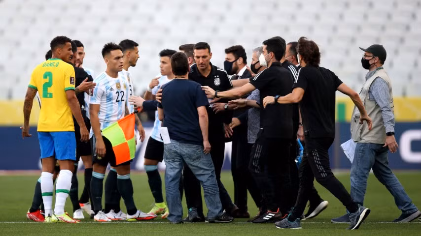 Lực lượng chức năng vào sân thực hiện… quy định chống dịch khiến trận Brazil - Argentina tạm hoãn.