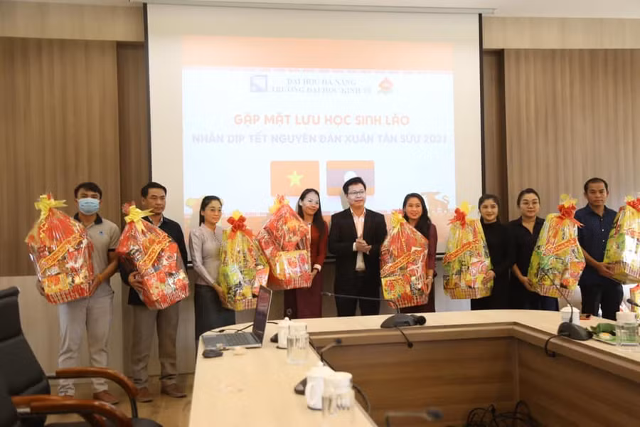 Lưu học sinh Lào hào hứng trong buổi gặp mặt.