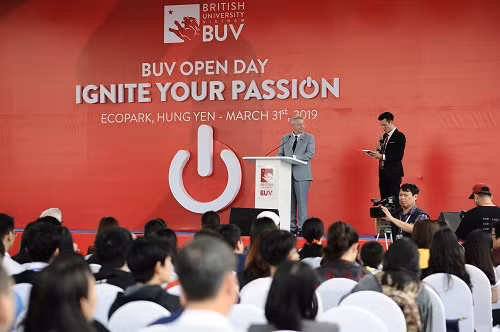 GS.TS Raymond Gordon, Hiệu trưởng BUV phát biểu tại buổi lễ