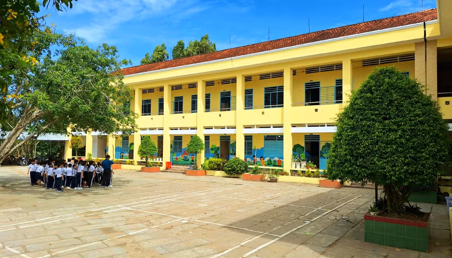 Trước nghỉ Tết Nguyên đán các đơn vị trường học làm vệ sinh cảnh quan sạch đẹp.