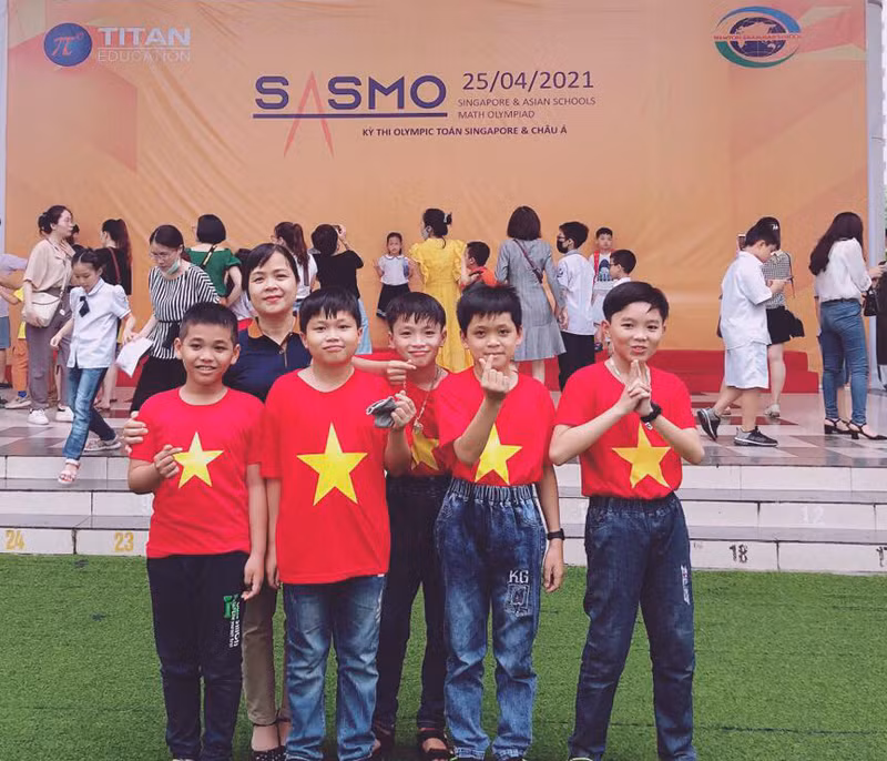 HS của trường tham dự và đoạt giải tại Cuộc thi giải Toán quốc tế SASMO. Ảnh: NTCC
