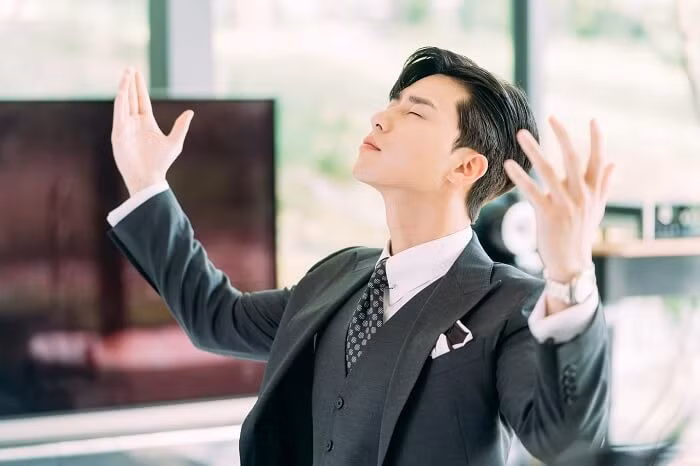 Park Seo Joon vào vai phó chủ tịch Lee Young Joon trong “Thư ký Kim sao thế?”. Park Seo Joon vào vai phó chủ tịch Lee Young Joon trong “Thư ký Kim sao thế?”.