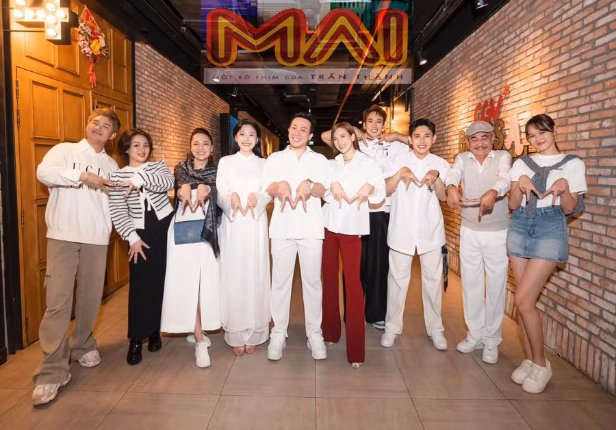 Mai xoay quanh câu chuyện tình yêu lệch tuổi giữa Mai (Phương Anh Đào) và Dương (Tuấn Trần).