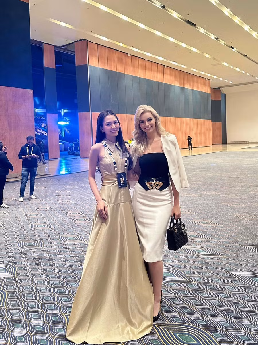 Hoa hậu Mai Phương gặp lại Đương kim Hoa hậu Thế giới - Miss Karolina.