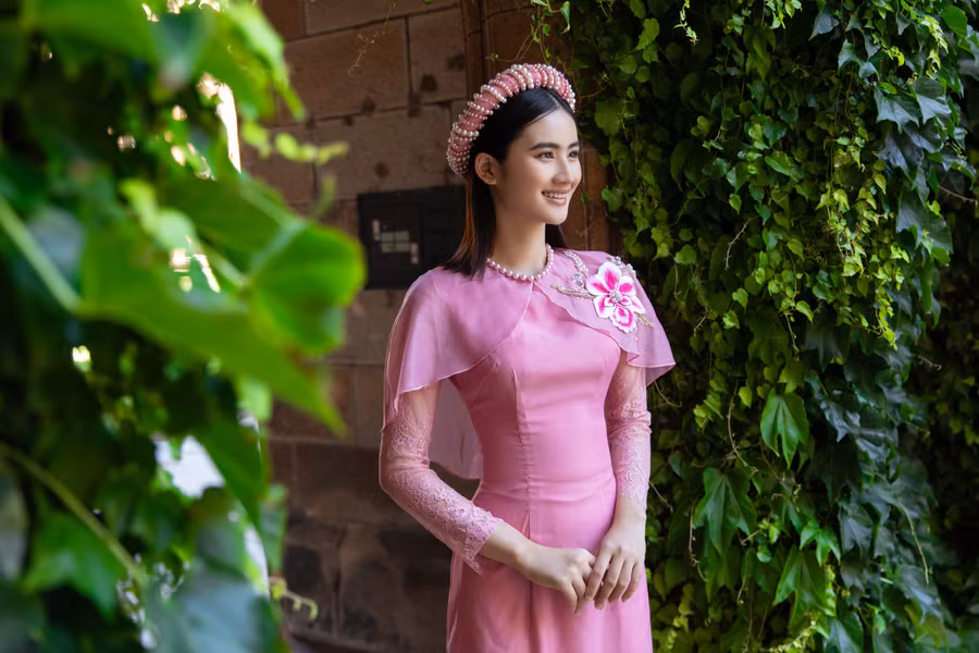 Hoa hậu Ý Nhi diện áo dài truyền thống tại Úc trước thềm Tết Nguyên đán.