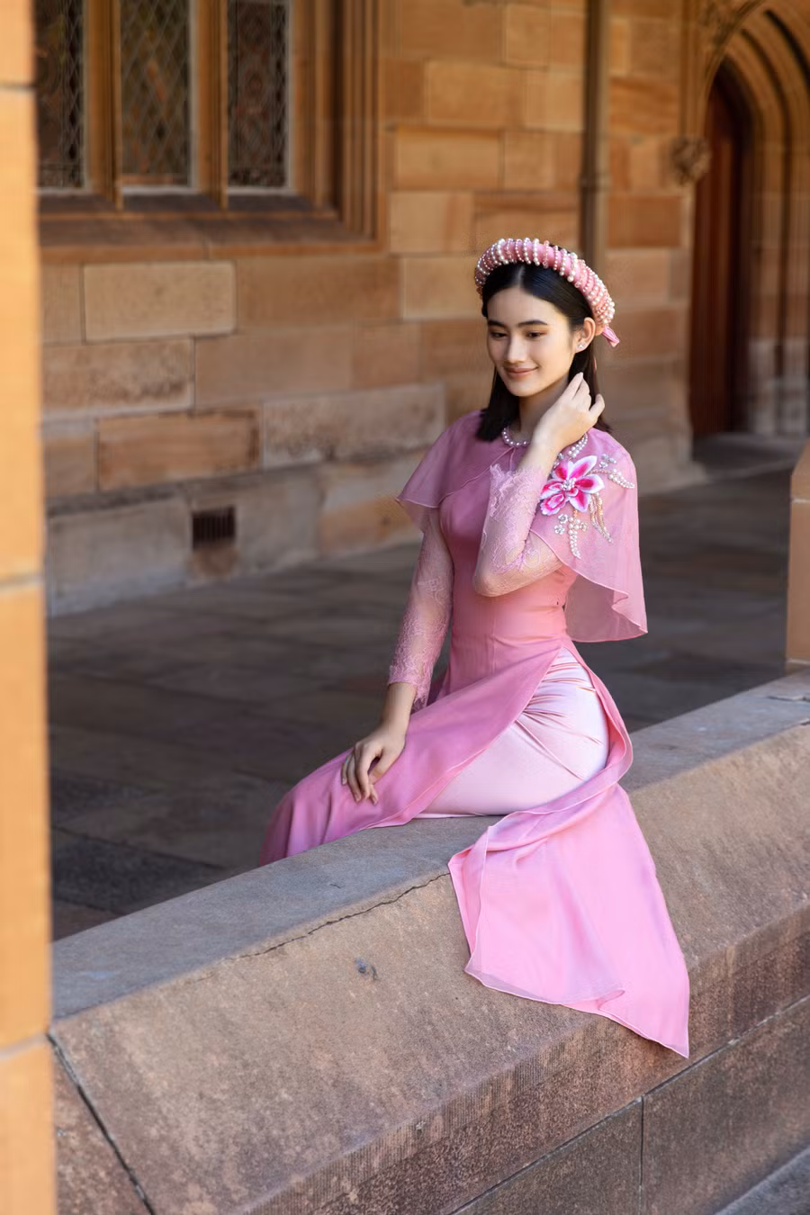 Hoa hậu Ý Nhi rạng rỡ trong tà áo dài tại Úc.