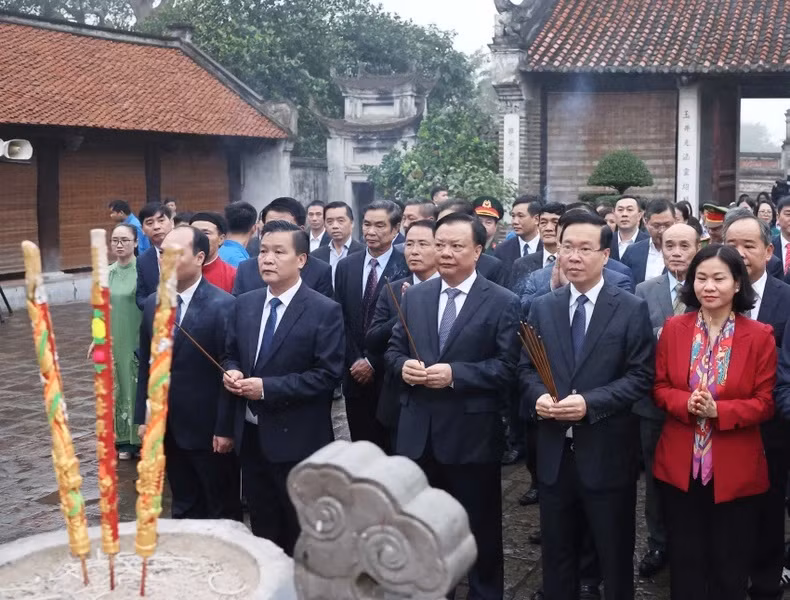Chủ tịch nước Võ Văn Thưởng và các đại biểu dâng hương tại Di tích Quốc gia Đặc biệt Cổ Loa. (Ảnh: Thống Nhất/TTXVN) Chủ tịch nước Võ Văn Thưởng và các đại biểu dâng hương tại Di tích Quốc gia Đặc biệt Cổ Loa. (Ảnh: Thống Nhất/TTXVN)