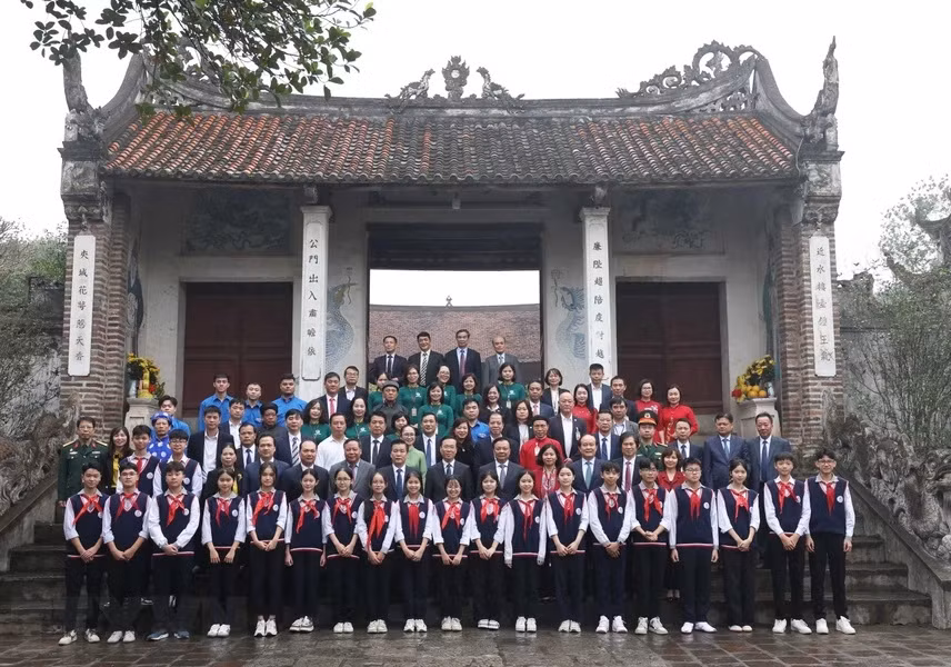 Chủ tịch nước Võ Văn Thưởng và các đại biểu dâng hương tại Di tích Quốc gia Đặc biệt Cổ Loa. (Ảnh: Thống Nhất/TTXVN) Chủ tịch nước Võ Văn Thưởng và các đại biểu dâng hương tại Di tích Quốc gia Đặc biệt Cổ Loa. (Ảnh: Thống Nhất/TTXVN)