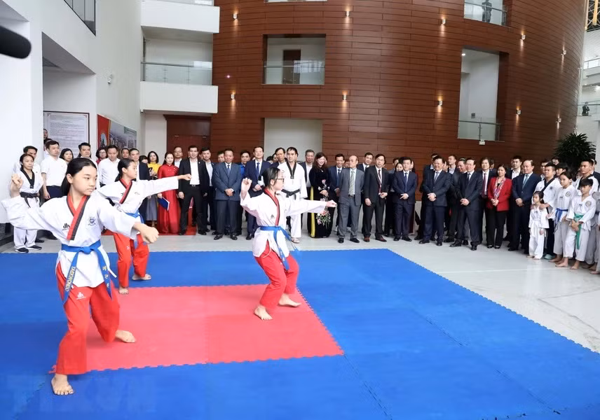 Chủ tịch nước Võ Văn Thưởng thăm Trung tâm Văn hóa - Thông tin và Thể thao huyện Đông Anh. (Ảnh: Thống Nhất/TTXVN) Chủ tịch nước Võ Văn Thưởng thăm Trung tâm Văn hóa - Thông tin và Thể thao huyện Đông Anh. (Ảnh: Thống Nhất/TTXVN)