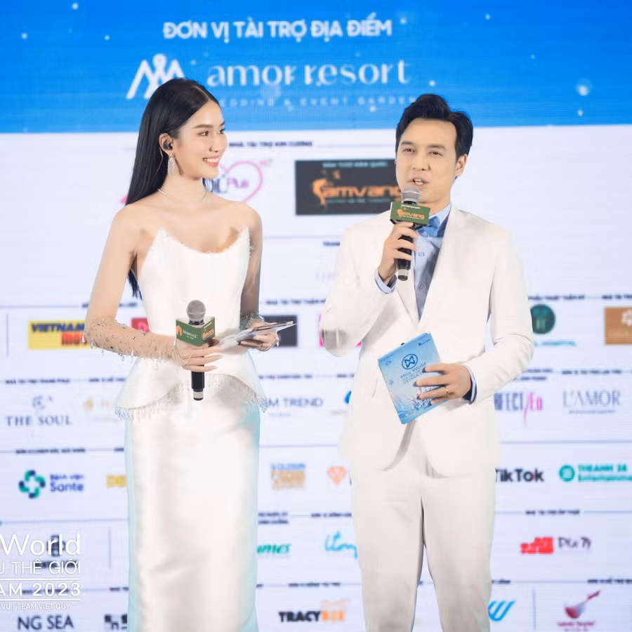 Á hậu Phương Anh và MC Thiên Vũ. Á hậu Phương Anh và MC Thiên Vũ.