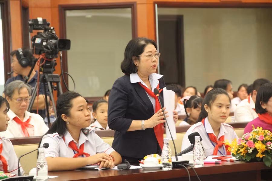 Bà Bùi Thị Diễm Thu, Phó GĐ Sở GD&ĐT TP.HCM trao đổi ý kiến với các thiếu nhi tại buổi gặp gỡ Bà Bùi Thị Diễm Thu, Phó GĐ Sở GD&ĐT TP.HCM trao đổi ý kiến với các thiếu nhi tại buổi gặp gỡ