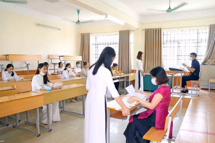 Hãy quan sát bạn dự thi để lấy kinh nghiệm cho mình.