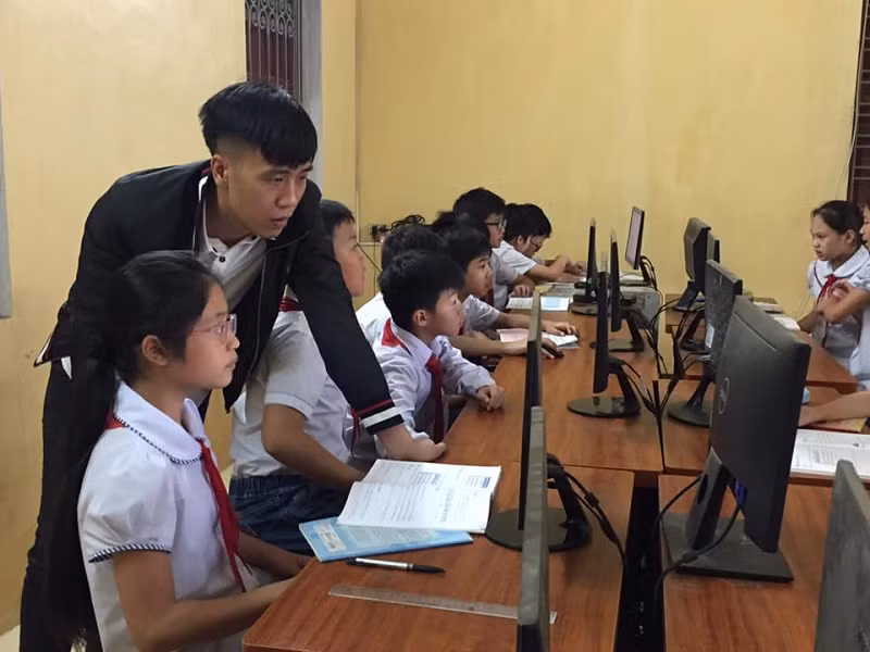 Đầy đủ thiết bị dạy học hiện đại vẫn là điều mong ước của nhiều trường học. Ảnh: Đức Trí