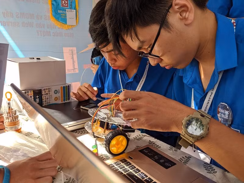 HS Trường THPT Phan Châu Trinh làm mô hình tham dự sự kiện Ngày hội Khoa học - Sáng tạo và Khởi nghiệp năm học 2019 – 2020. 