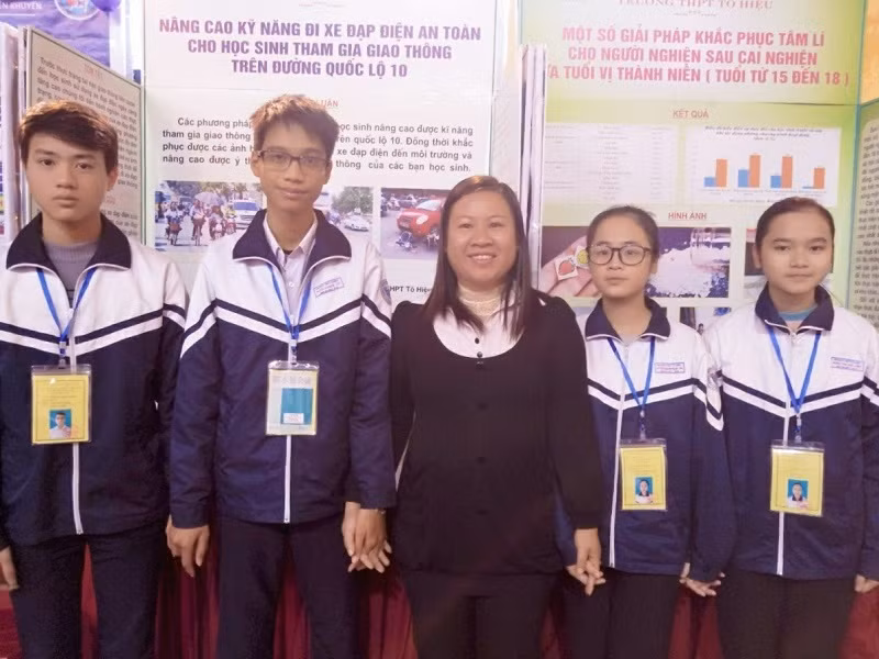 Cô Sao cùng học sinh Trường THPT Tô Hiệu tham gia Dự án khoa học kỹ thuật. Ảnh: TG