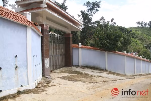 Khu biệt thự kín cổng cao tường được cho là xây dựng trái phép dưới chân núi Hải Vân. Ảnh: HC Khu biệt thự kín cổng cao tường được cho là xây dựng trái phép dưới chân núi Hải Vân. Ảnh: HC