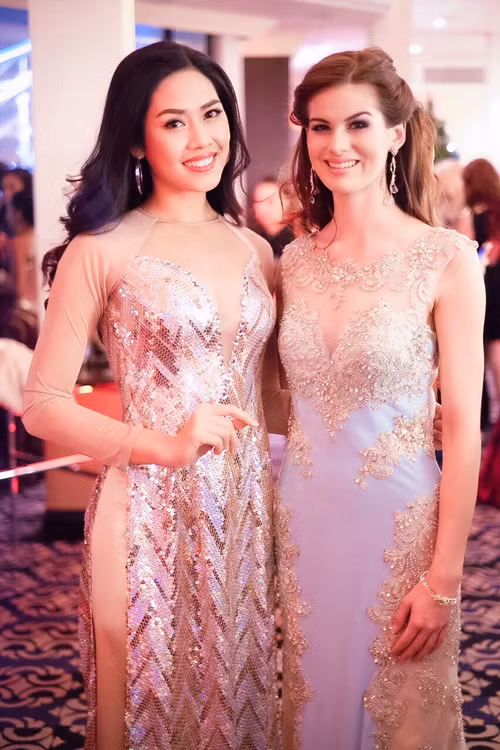 Hoa hậu Biển chia sẻ, buổi tiệc có sự tham gia của gia đình, bạn bè các thí sinh đã đăng ký trước với ban tổ chức. Do điều kiện xa xôi, cô đã không thể mời người thân sang London dịp này. Dẫu có chút tủi thân nhưng cô vẫn hòa mình vào không khí ấm cúng. Nguyen-Thi-Loan-Miss-World-2-6910-141826