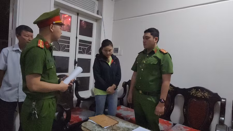 Cơ quan công an đọc lệnh bắt tạm giam đối với Lâm Thị Hồng Tâm (thứ 2 từ phải sang), thủ quỹ của Trường ĐH Bách khoa, ĐH Đà Nẵng.