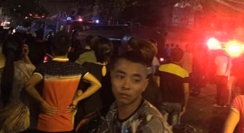 Hà Nội: Đang cháy lớn ở cửa hàng 4 tầng trên phố Hàng Mã - Ảnh 2 Hà Nội: Đang cháy lớn ở cửa hàng 4 tầng trên phố Hàng Mã - Ảnh 2