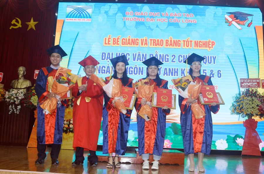 PGS.TS Lương Minh Cừ - Bí thư Đảng ủy, Hiệu trưởng Trường ĐH Cửu Long trao giấy khen, bằng tốt nghiệp cho tân cử nhân tốt nghiệp xuất sắc.