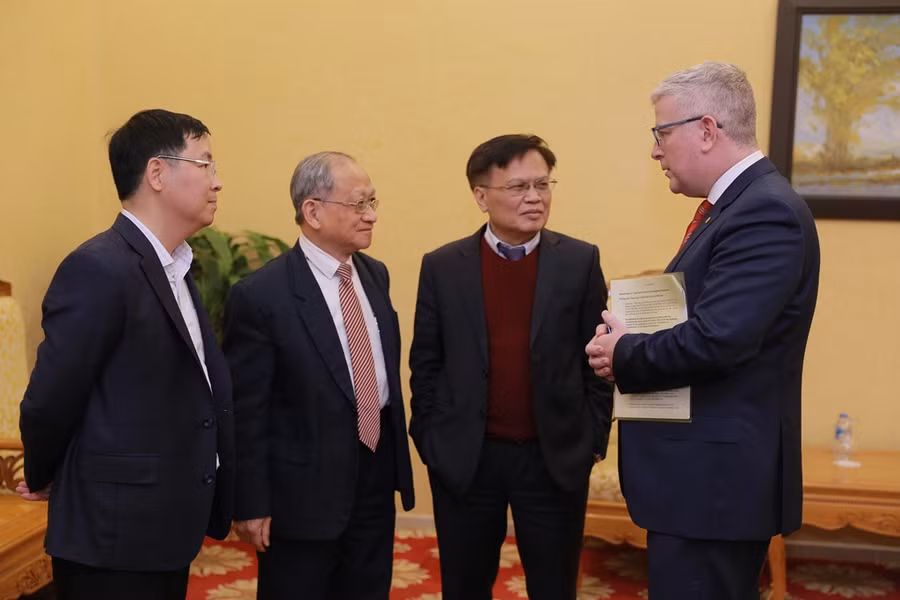 Đại sứ Craig Chittick trao đổi với các chuyên gia kinh tế hàng đầu Viẹt Nam tại Hội thảo Đại sứ Craig Chittick trao đổi với các chuyên gia kinh tế hàng đầu Viẹt Nam tại Hội thảo