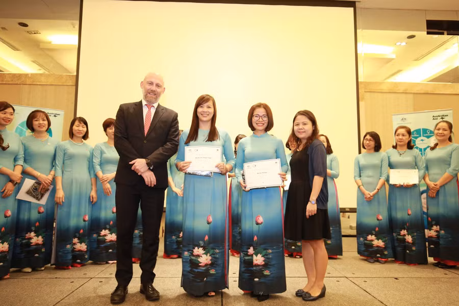Niềm vui nhận chứng chỉ sau khóa học Niềm vui nhận chứng chỉ sau khóa học