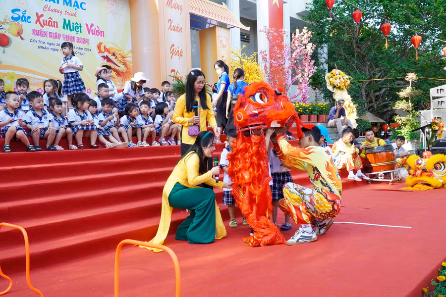 Các em học sinh được tham gia hoạt động múa lân ngày Tết. Các em học sinh được tham gia hoạt động múa lân ngày Tết.