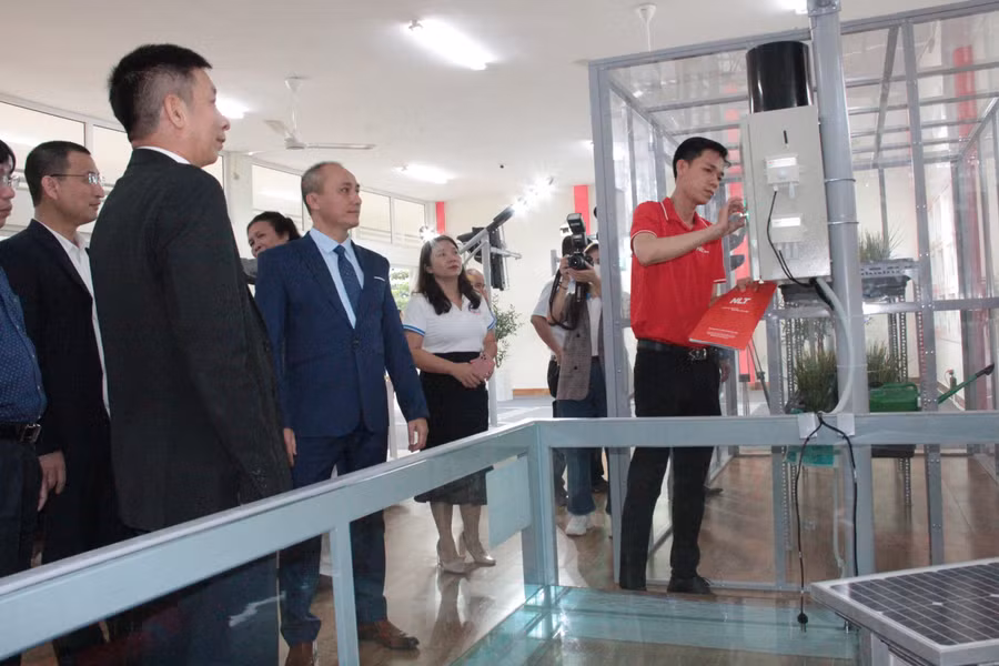 Phòng nghiên cứu, đào tạo thực hành chuyển đổi số tại Trường ĐH Sư phạm Kỹ thuật, ĐH Đà Nẵng do Tập đoàn Đầu tư Công nghệ Nam Long (NLT Group) đầu tư với tổng kinh phí 10 tỷ đồng. Phòng nghiên cứu, đào tạo thực hành chuyển đổi số tại Trường ĐH Sư phạm Kỹ thuật, ĐH Đà Nẵng do Tập đoàn Đầu tư Công nghệ Nam Long (NLT Group) đầu tư với tổng kinh phí 10 tỷ đồng.