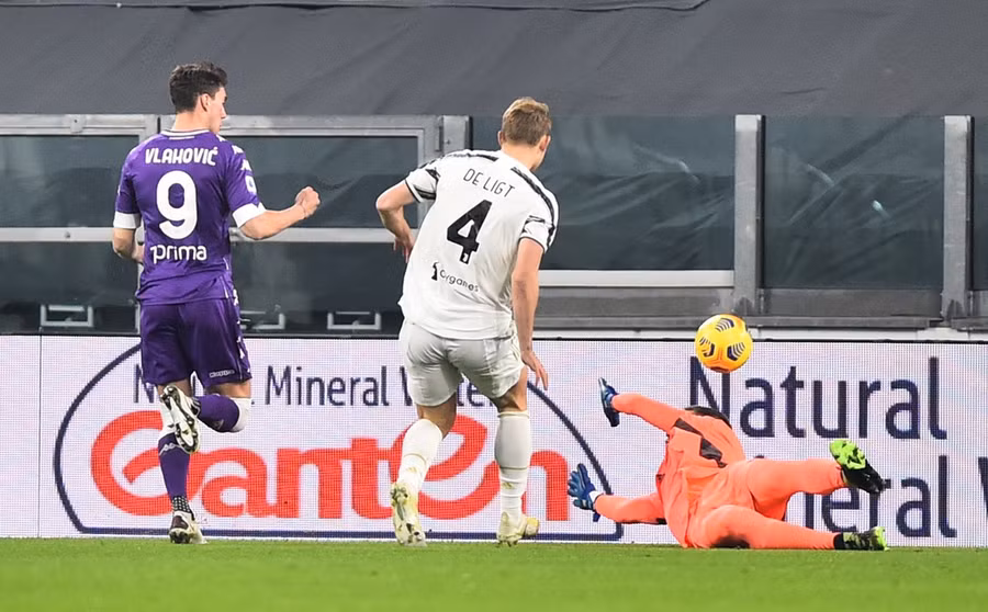 Dusan Vlahovic mở màn cho chiến thắng gây sốc của Fiorentina bằng pha lập công ở ngay phút thứ 3. Từ pha chọc khe của Franck Ribery, tiền đạo số 9 xuyên qua khoảng trống giữa cặp trung vệ của đội chủ nhà, rồi bấm bóng tinh tế hạ gục nốt thủ thành Szczesny.