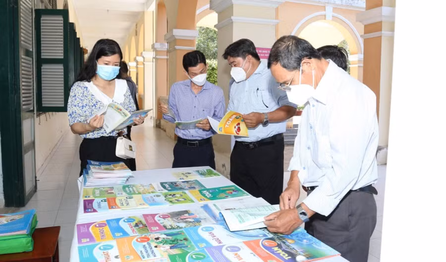 Cán bộ quản lý, giáo viên tỉnh Tiền Giang tham gia tập huấn SGK Chương trình GDPT mới.