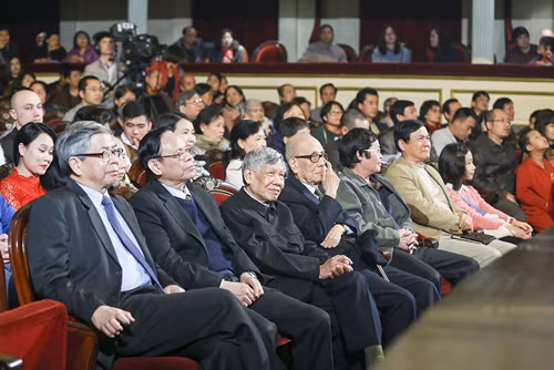 Tới tham dự cổ vũ cho chương trình đặc biệt có Nguyên Tổng Bí thư Lê Khả Phiêu, Thứ trưởng Vương Duy Biên, GS- Anh hùng lao động Vũ Khiêu,Thiếu tướng - nhà văn Hữu Ước, GS Viện sĩ Đặng Vũ Minh, GS TS Hồng Vinh, Chủ tịch Hội đồng lý luận phê bình văn học VN… cùng nhiều học giả, doanh nhân khác. Ảnh: Hải Bá - Như Hoàn