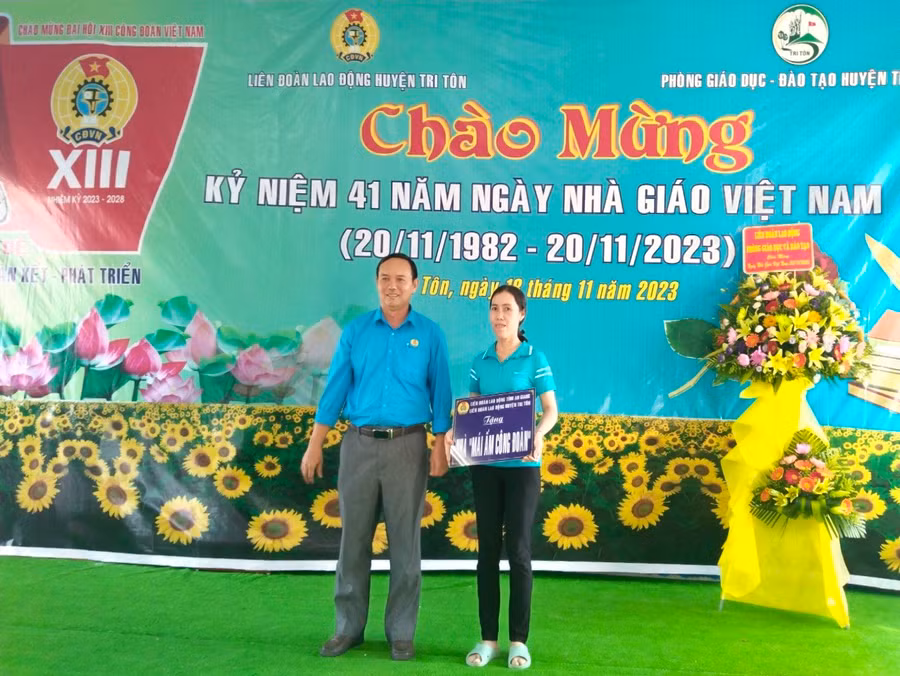 Trao biểu trưng tặng nhà "Mái ấm Công đoàn" cho giáo viên khó khăn. Trao biểu trưng tặng nhà "Mái ấm Công đoàn" cho giáo viên khó khăn.
