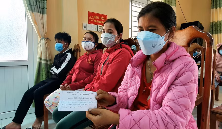 Những tấm phiếu nhận quà được xã phát cho bà con trước khi đến nhận quà.