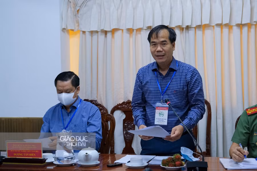 Ông Nguyễn Phúc Tăng, Phó Giám đốc Sở GD&amp;ĐT, Phó BCĐ thi thành phố báo cáo công tác chuẩn bị thi.