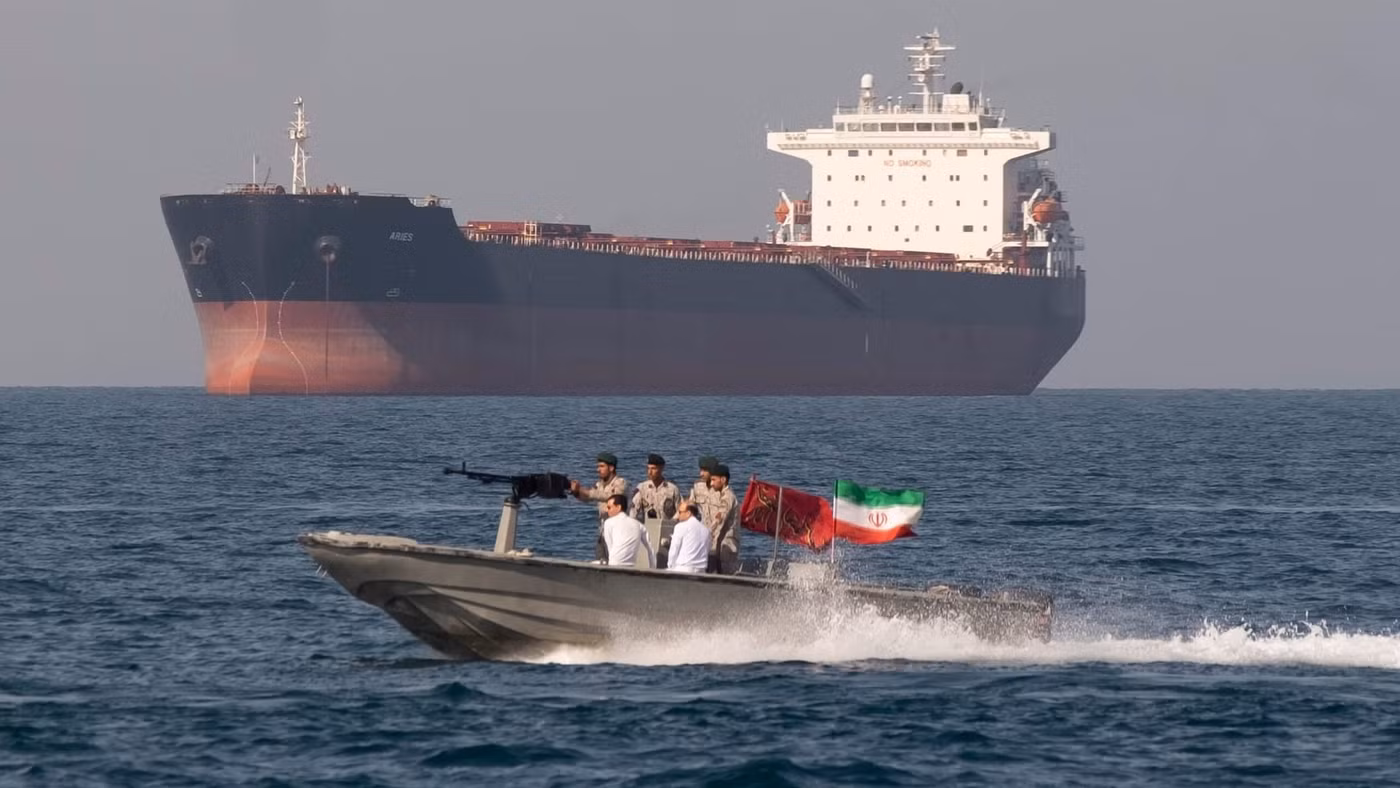 Tàu cao tốc Iran tuần tra eo biển Hormuz.