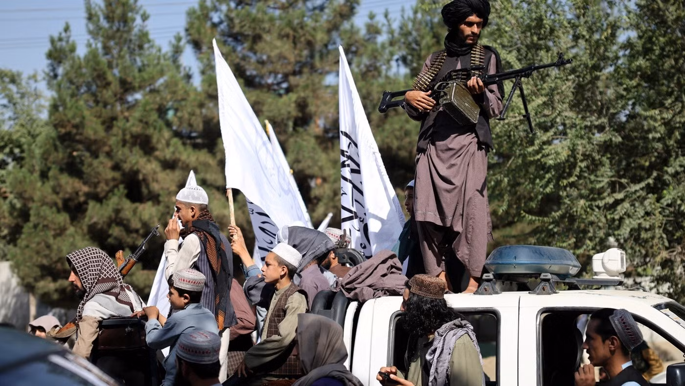 Các chiến binh Taliban tập trung tại nơi từng đặt đại sứ quán Mỹ ở Kabul để kỷ niệm 5 năm lên nắm quyền, ngày 15/8/2026.