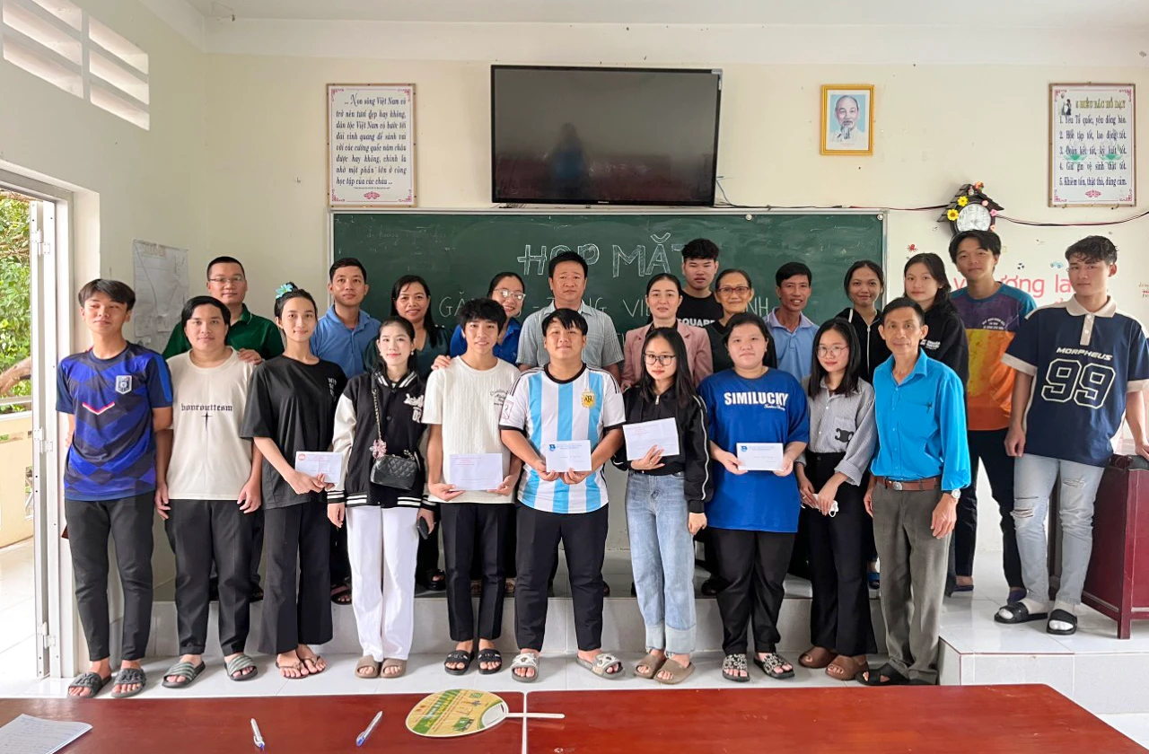 Các thầy cô hỗ trợ, động viên các thí sinh trước giờ lên đường vào đất liền thi.