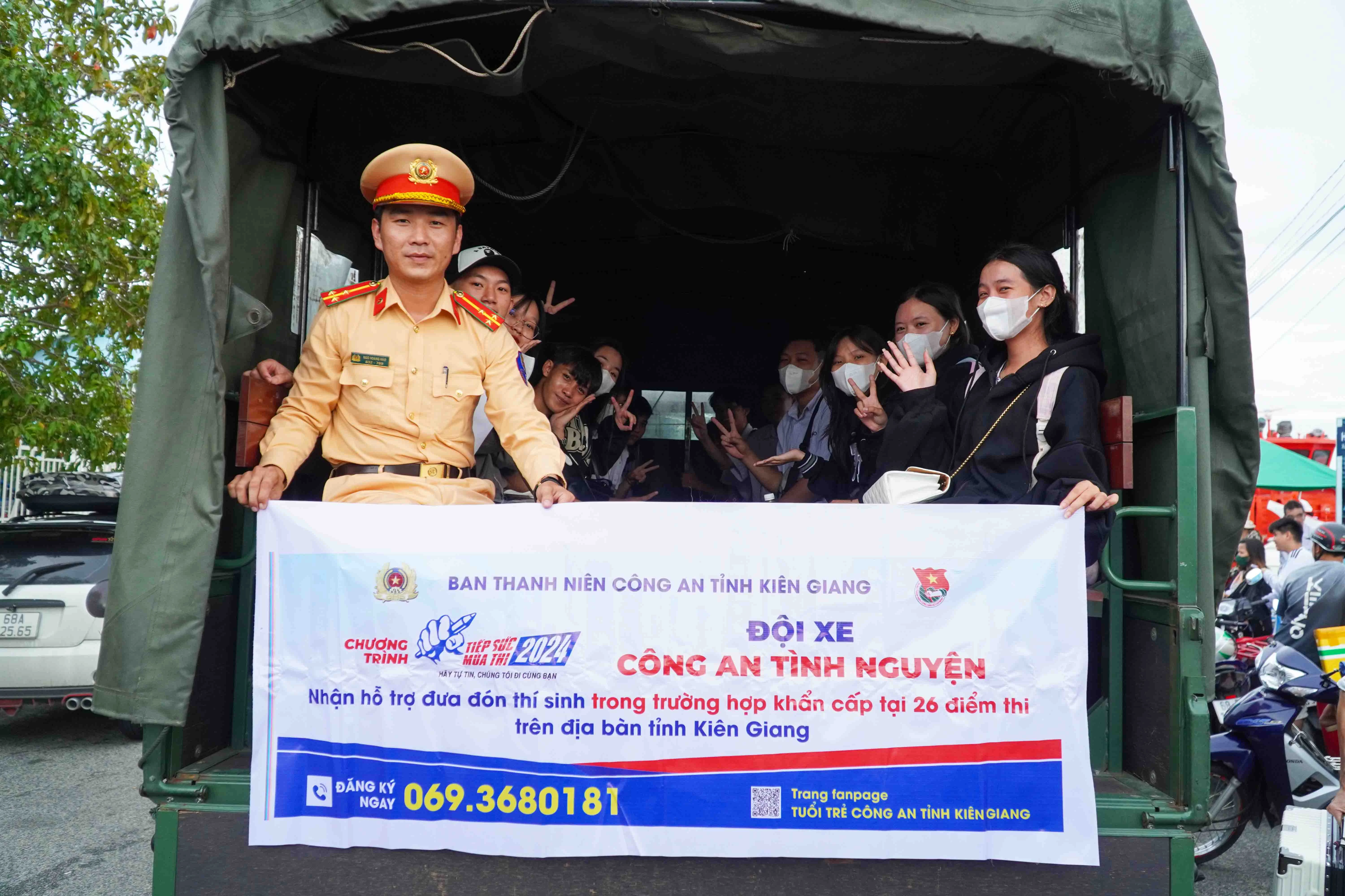 Công an điều động đội xe tình nguyện hỗ trợ các thí sinh.