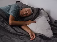 Ngủ quá nhiều có thể đẩy nhanh quá trình lão hóa não, tim 