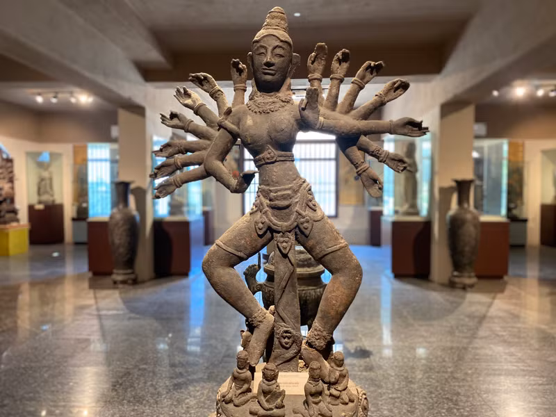 Trong ảnh là bức tượng Thần Shiva múa có niên đại thế kỷ 20. Ảnh: H.Vinh. Cận cảnh Bảo tàng văn hóa Phật giáo đầu tiên ở Việt Nam