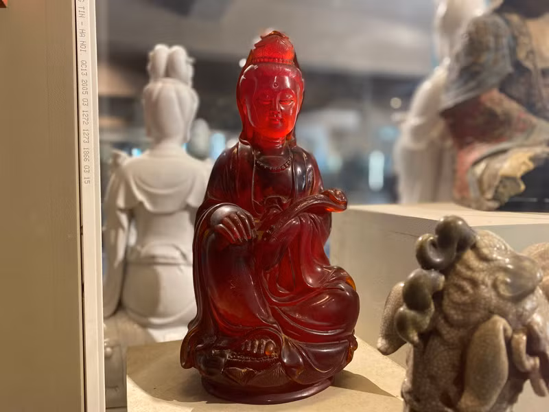 Hiện bảo tàng lưu giữ 2 bức tượng bằng Hổ phách quý hiếm. Trong ảnh là một bức tượng Quan thế âm Bồ tát được làm bằng chất liệu Hổ phách có niên đại từ cuối thế kỷ 19. Cận cảnh Bảo tàng văn hóa Phật giáo đầu tiên ở Việt Nam