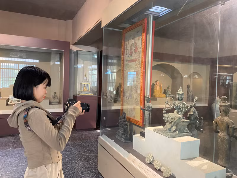Lưu lại những tư liệu về các tượng Phật giáo. Ảnh: H.Vinh. Cận cảnh Bảo tàng văn hóa Phật giáo đầu tiên ở Việt Nam